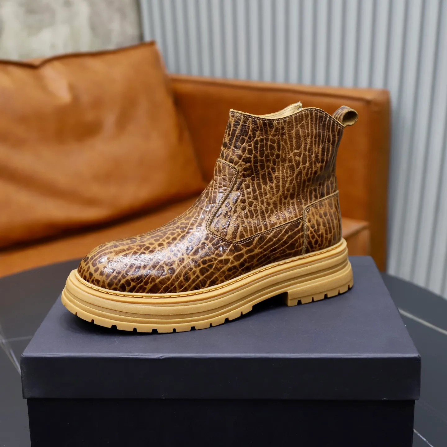 Ex-factory price: 680💰Thick wool imported from Australia Brand: UGG genuine purchasing agent Size: 38-44 (customized in 45) Grade: Official website 1:1 Material: First-layer genuine leather waterproof and antifreeze upper Real wool lining Original non-slip Soft wear-resistant outsole Style category: Men's casual shoes Trendy style Comfortable on the feet Color: Official website color synchronization